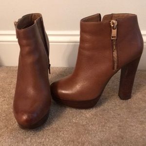 Leather boots with gold zipper